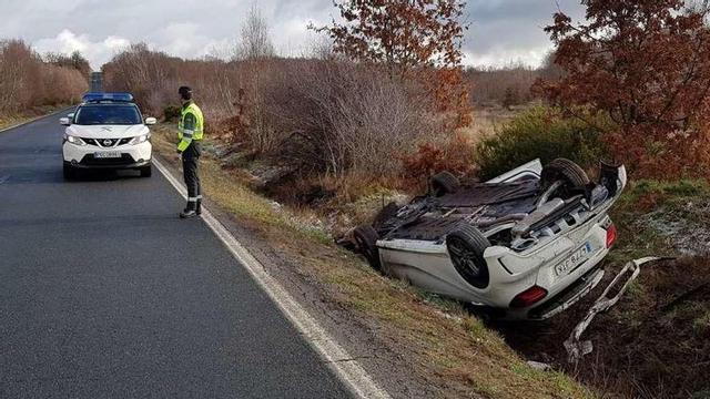 El vehículo quedó volcado en un lateral de la carretera que une Baltar con la frontera lusa. // FdV