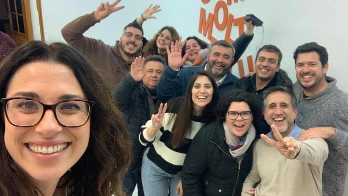 Aitana Mas celebra con su equipo la victoria en las primarias.