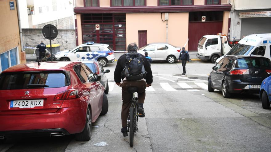 Muere un ciclista al estrellarse contra un portal en Peruleiro