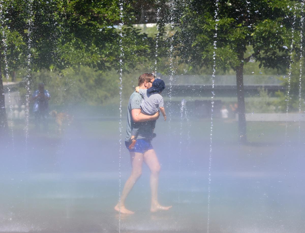 Un hombre con su hijo pasa por los chorros de agua de la playa de Madrid Río, a 24 de mayo de 2024, en Madrid (España). Durante la visita, el alcalde ha comprobado cómo se activa esta instalación para combatir la llegada del calor. 24 MAYO 2024;MADRID;ALMEIDA;MADRID RÍO;OLA DE CALOR Marta Fernández Jara / Europa Press 24/05/2024 / Marta Fernández