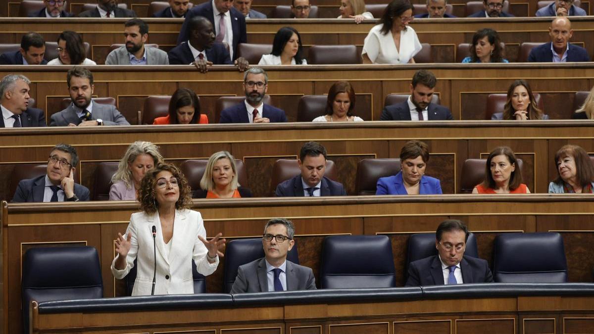 La vicepresidenta primera María Jesús Montero interviene en la sesión del control al Gobierno en el Congreso