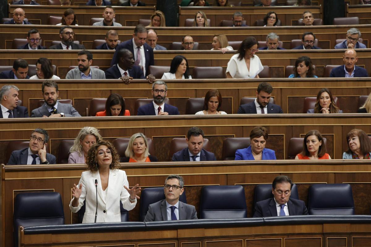 La vicepresidenta primera María Jesús Montero interviene en la sesión del control al Gobierno en el Congreso