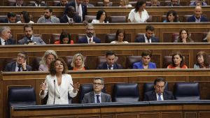 La vicepresidenta primera María Jesús Montero interviene en la sesión del control al Gobierno en el Congreso