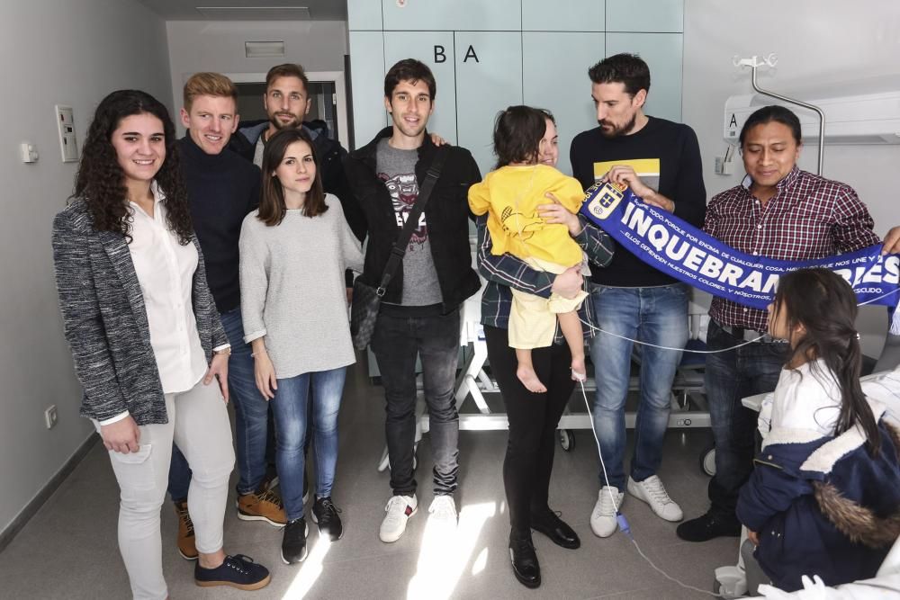 El Real Oviedo y el Oviedo Moderno visitan a los niños enfermos en el HUCA