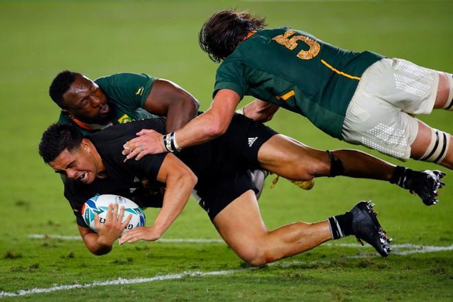 Jugada del partido entre Nueva Zelanda y Sudafrica del Mundial de Rugby 2019 disputado en el International Stadium Yokohama ein Yokohama.