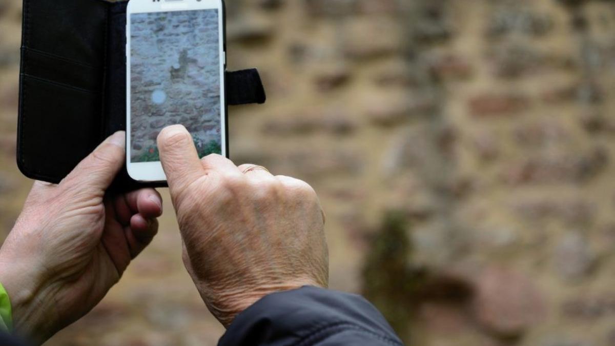 Un usuario utiliza un móvil en un pueblo de Zamora