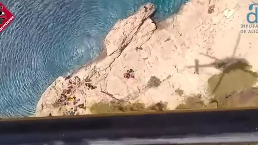 Rescatan en Xàbia a una joven lesionada al saltar al agua desde cuatro metros