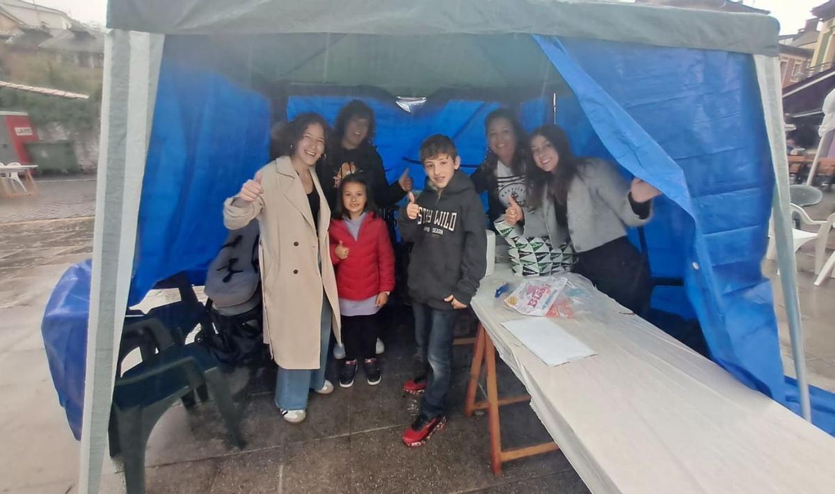 Uno de los muchos grupos que acudió a Pola de Laviana con su carpa portátil.