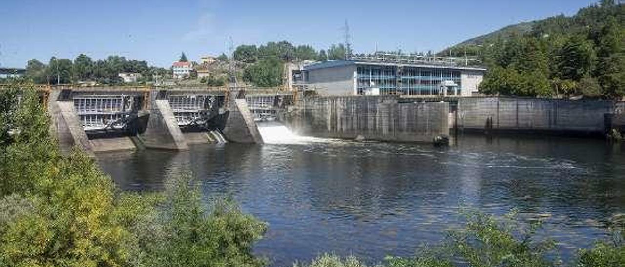 El embalse hidroeléctrico de Velle, en Ourense. // Carlos Peteiro