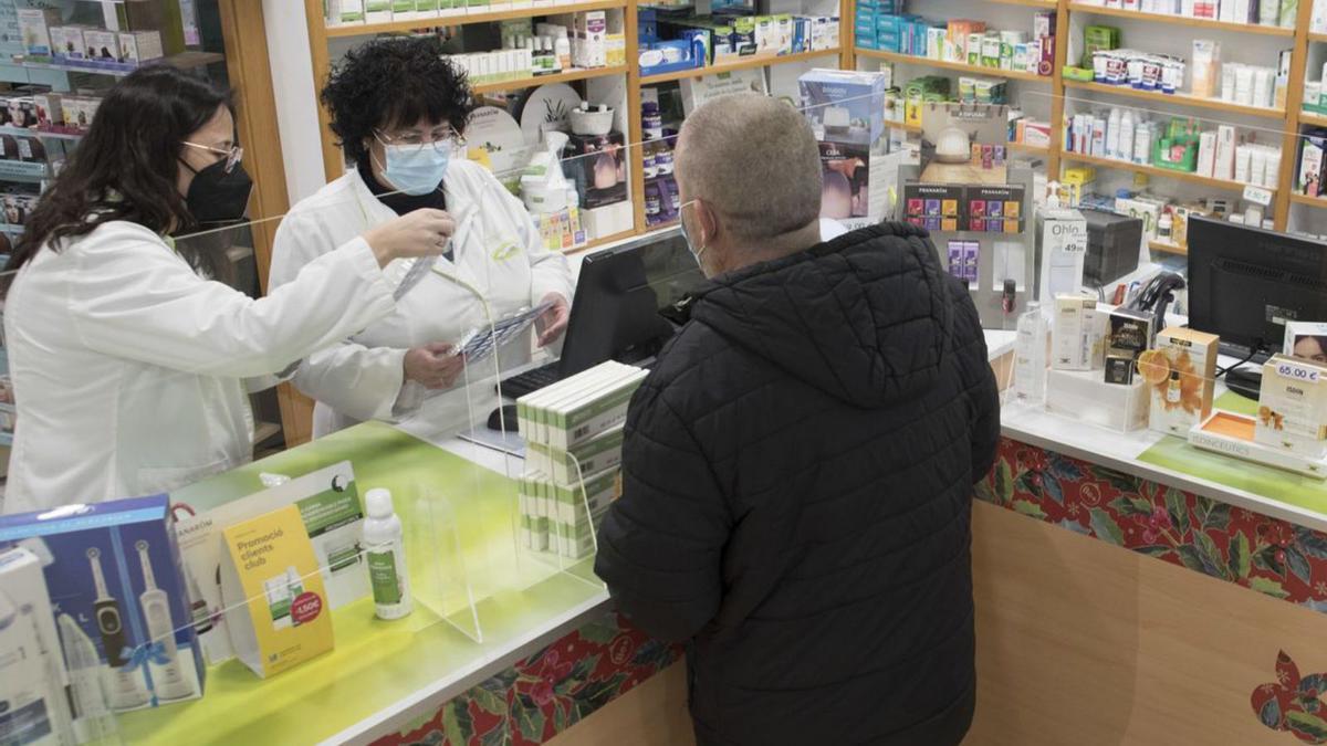 Un client comprant en una farmàcia de Manresa | ARXIU/OSCAR BAYONA