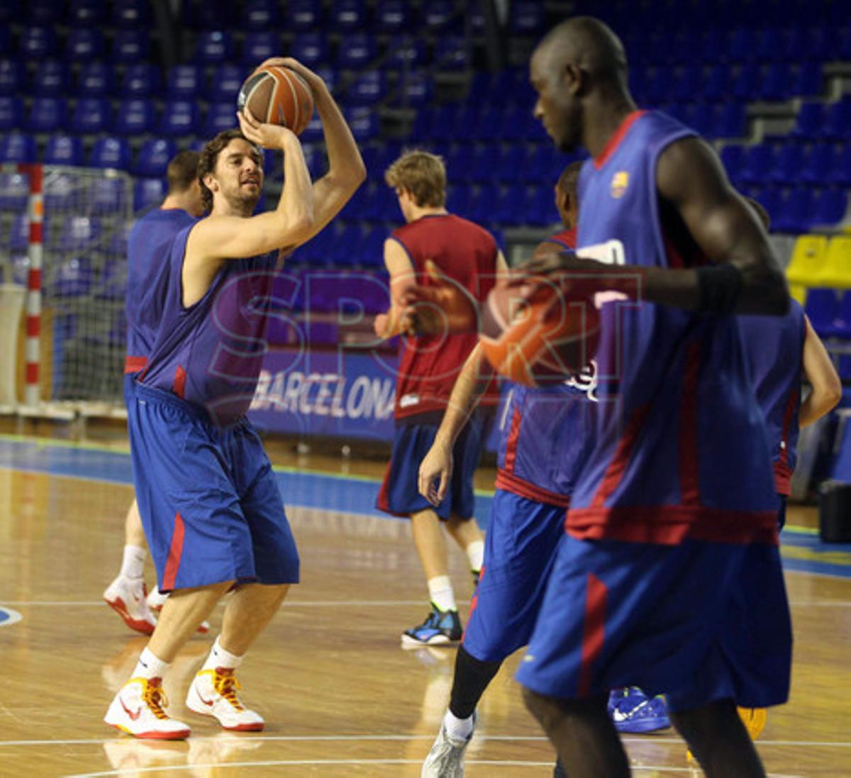 Pau y Marc Gasol, entrenan con el Barça Regal