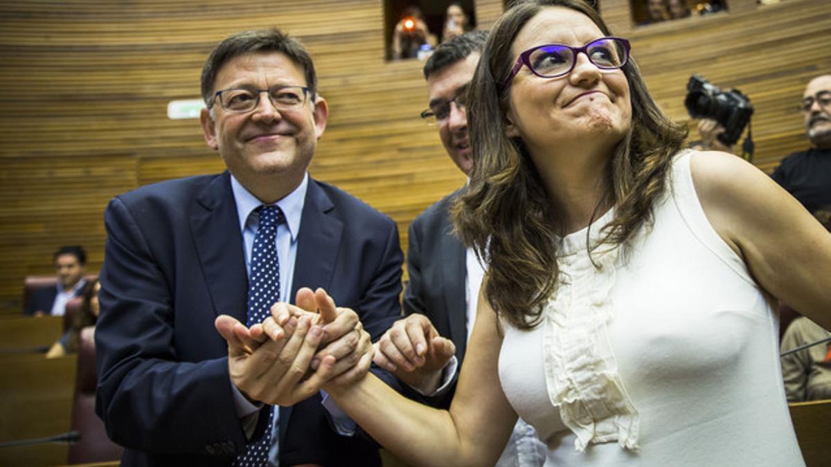 El socialista Ximo Puig y la líder de Compromís, Mònica Oltra, este jueves antes de constituirse las Corts valencianas.