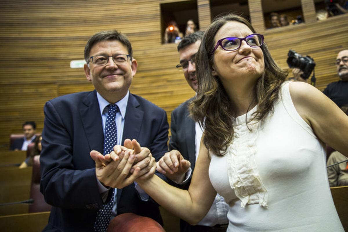 El socialista Ximo Puig i la líder de Compromís, Mònica Oltra, aquest dijous abans de constituir-se les Corts Valencianes.