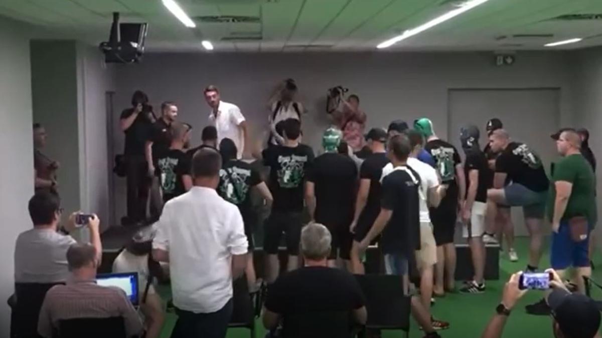 ¡Los ultras irrumpieron en la presentación de Albert Riera como entrenador del Olimpija Ljubiljana!