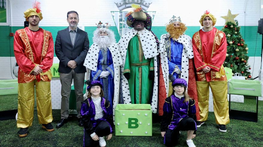 Los Reyes Magos reparten ilusión entre los niños blanquiverdes