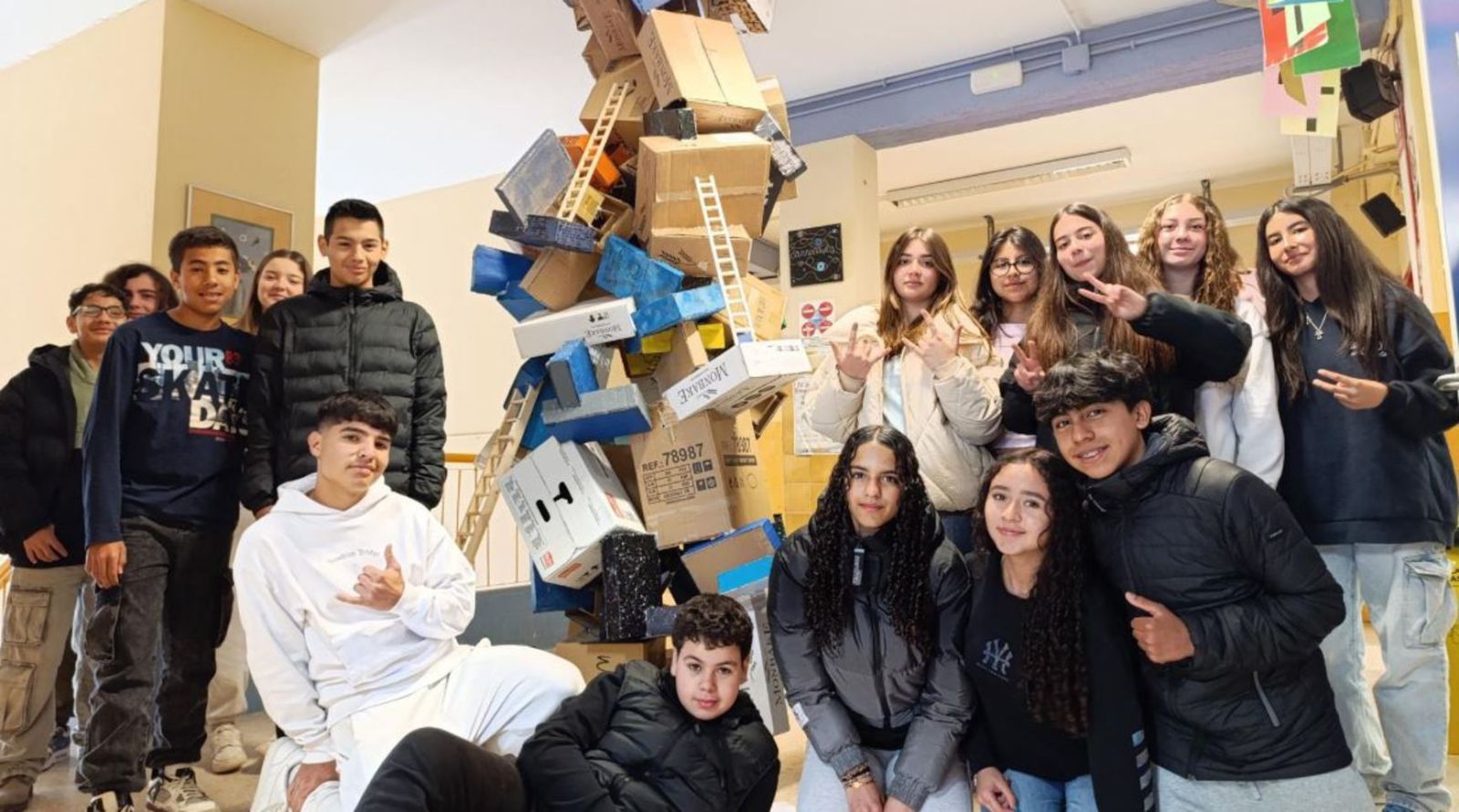 Un grupo de alumnos con la escultura y una imagen completa de la pieza que ha creado el alumnado de segundo de ESO del IES Sa Blanca Dona. | IES SA BLANCA DONA