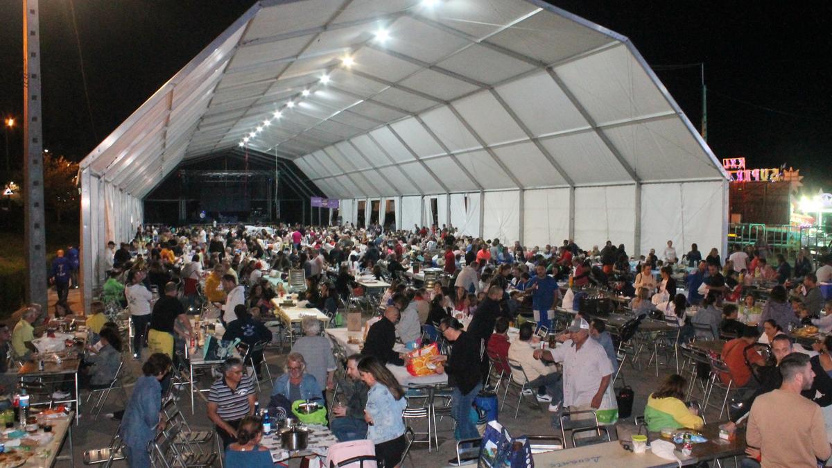 Cientos de vecinos no quisieron perderse la comida de hermandad anoche.