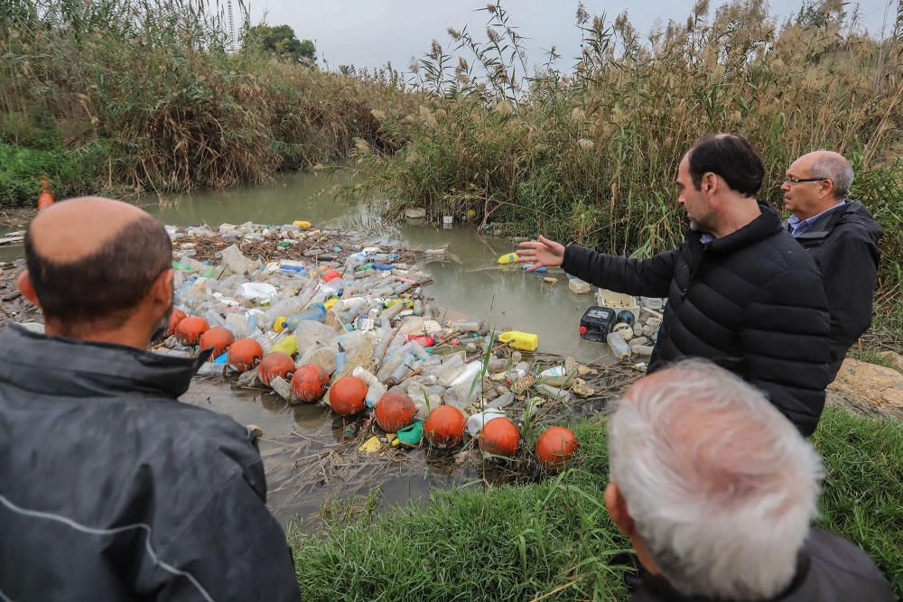 La Conselleria de Medio Ambiente y la CHS impulsan medidas para evitar la contaminación del Segura en la Vega Baja por sólidos flotantes.