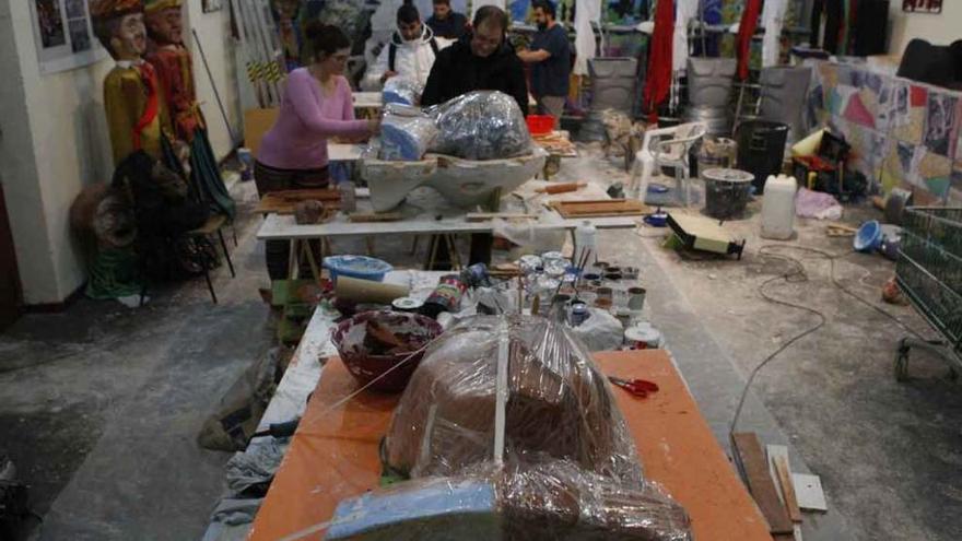 Varios de los alumnos con los gigantes en el antiguo laboratorio del Castillo.