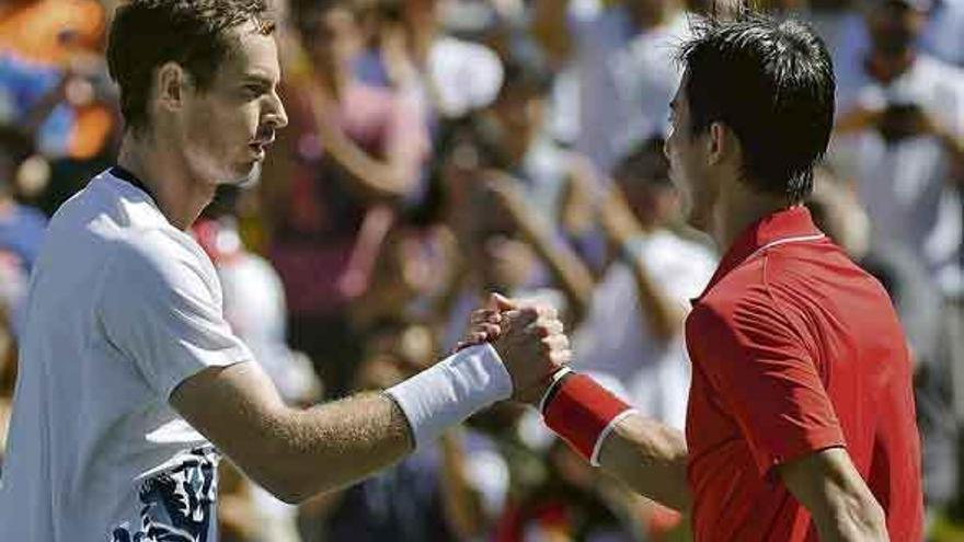 Murray saluda a Nishikori, ayer en las semifinales del cuadro individual.