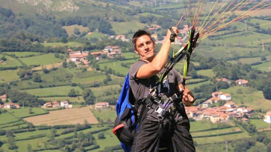 Germán Palacio, preparado para un vuelo en Cotobello.