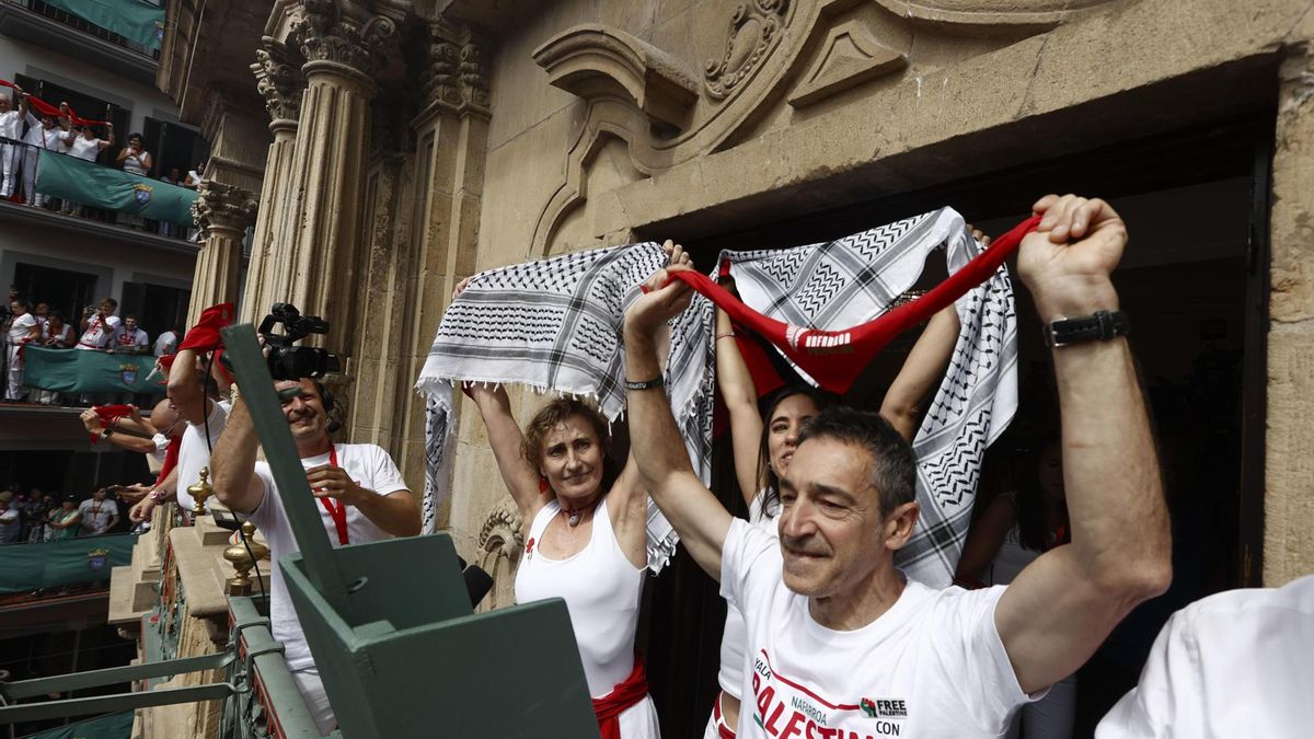Lidón Soriano, a la izquierda, durante el chupinazo.