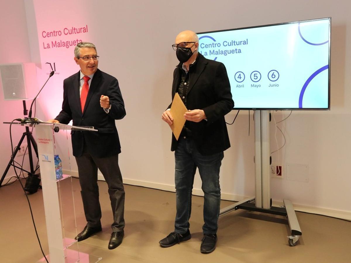 El presidente de la Diputación de Málaga, Francisco Salado, y el director de la Térmica, Salomón Castiel, durante la presentación de la nueva temporada del Centro Cultural de La Malagueta