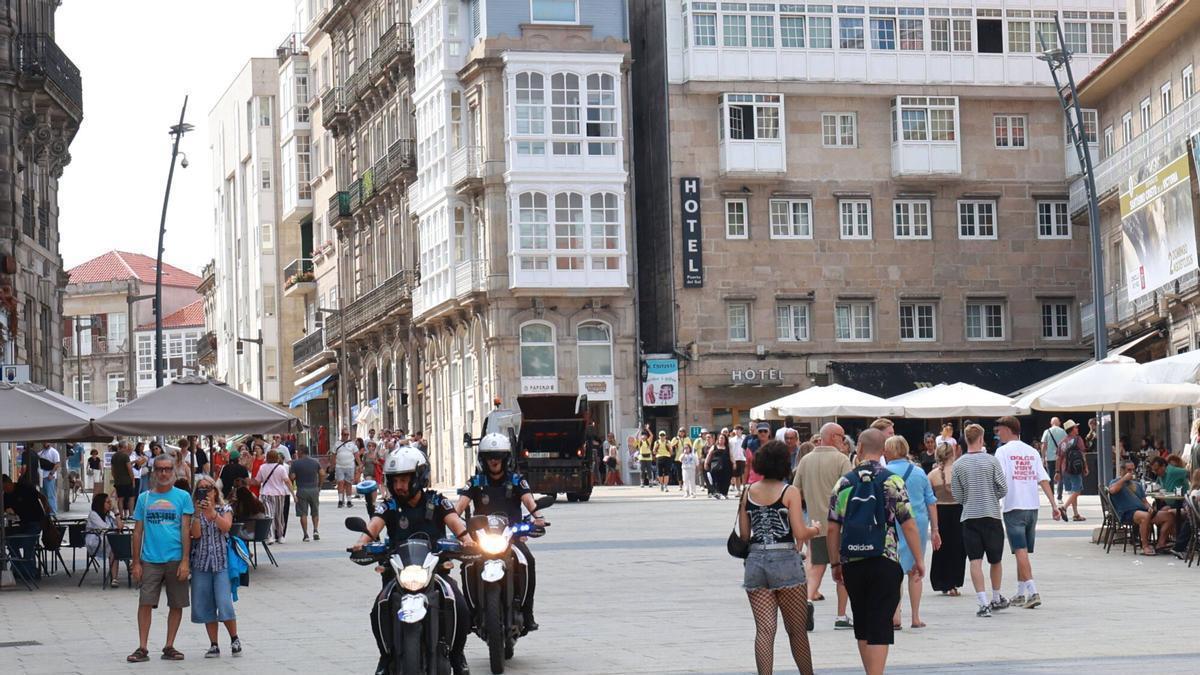 Patrullas de la policía recorren el centro para garantizar la seguridad de turistas y ciudadanos