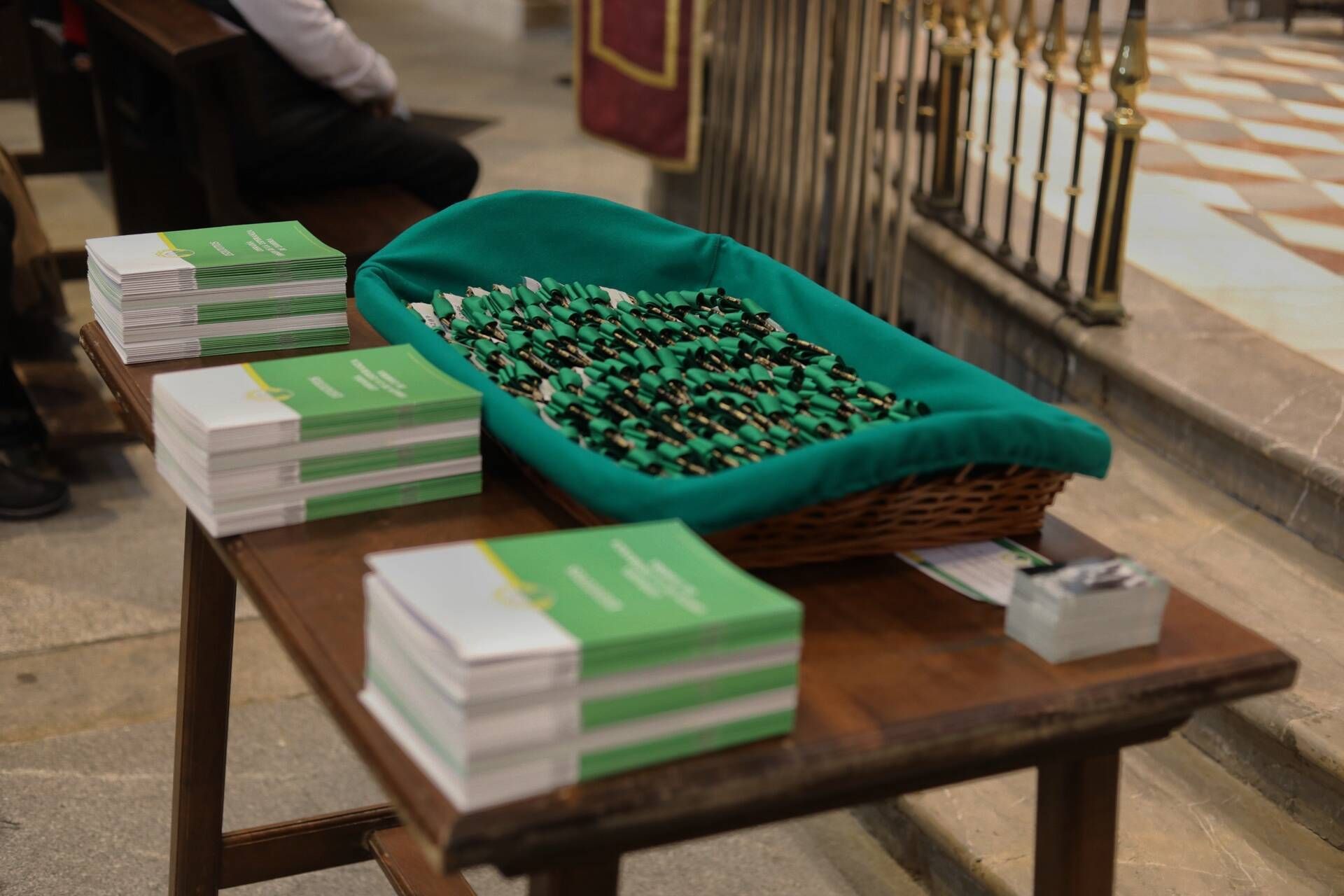 GALERÍA | Rto de entrada de nuevos hermanos y hermanas en la Cofradía de la Esperanza en la Catedral de Zamora.