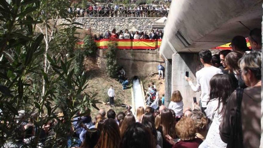 importante día festivo. Más de un millar de vecinos de Altura se dirigieron al paraje donde se encuentra el manantial y cumplir así con el ritual anual, que se celebra desde 1915. La bendición de las aguas y su suelta es uno de los actos más significativos de las fiestas. f ana monleón