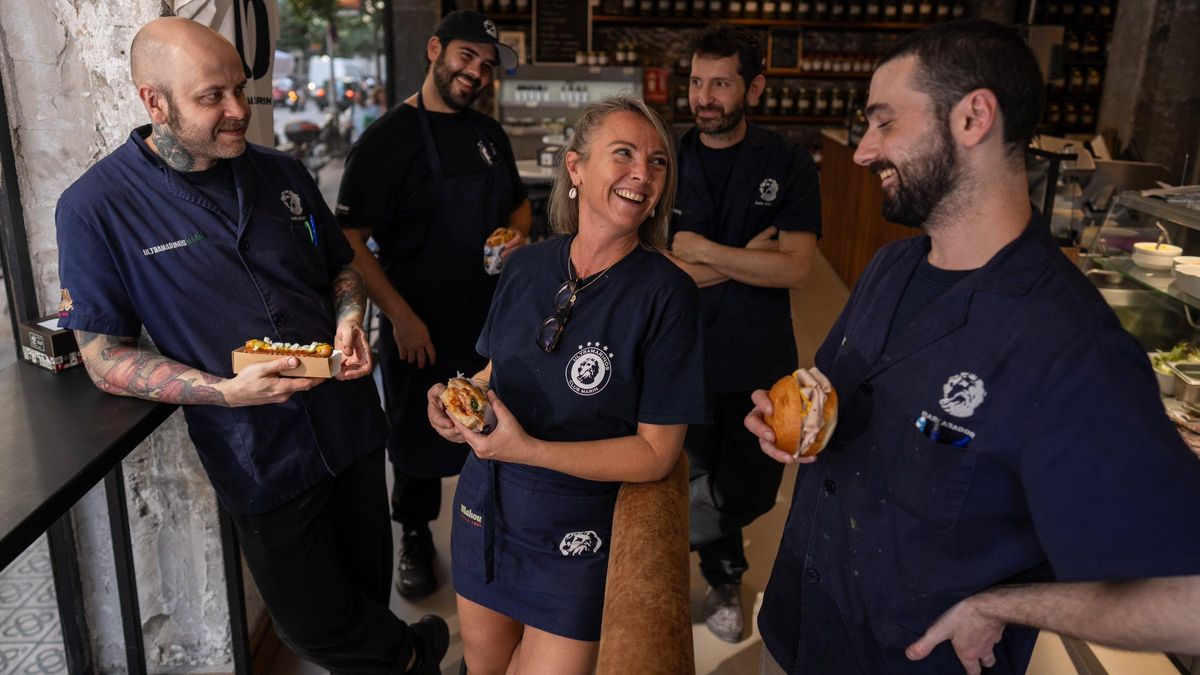 Borja G. Ordoño (izquierda), con el equipo de Ultrapaninos Marín.