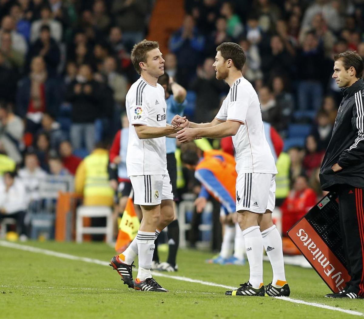 Illarra jugando junto a Xabi Alonso