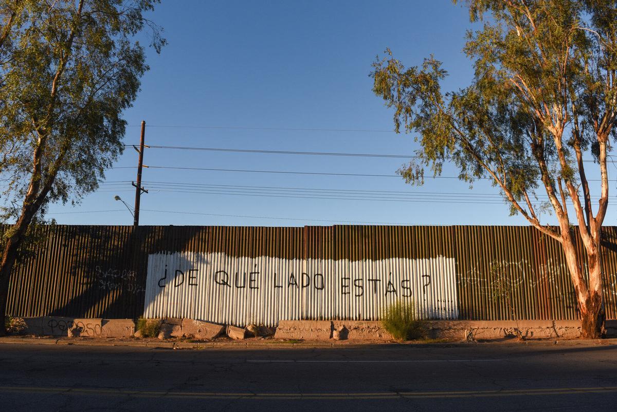 Vista de una pintada sobre la cerca fronteriza que divide al estado de Mexicali (México) y Calexico (EEUU)