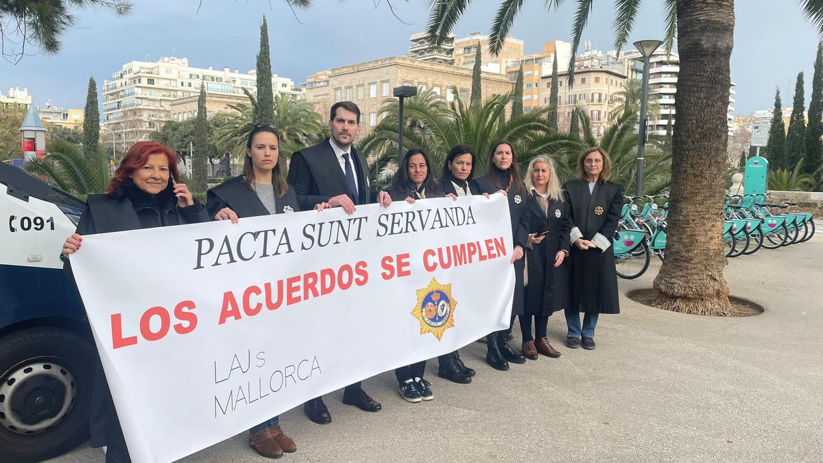 Las letradas de la Administración de Justicia recibieron a la ministra con una pancarta