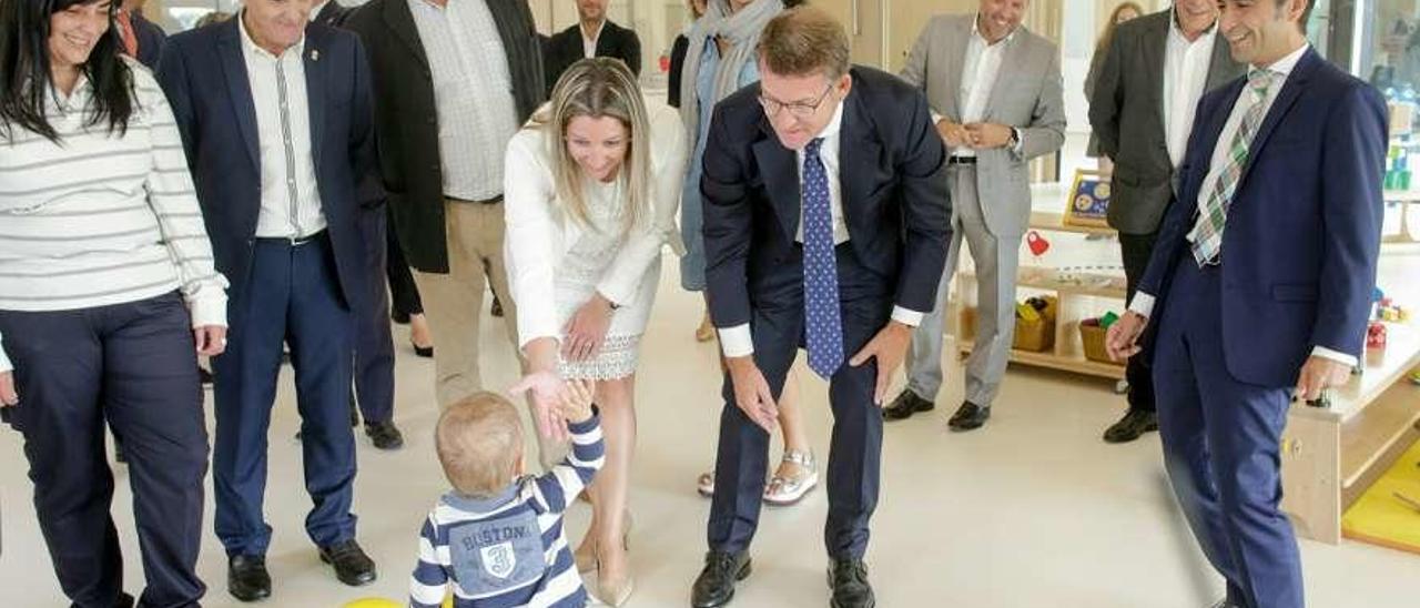 Feijóo (5º por la izq.) y, a su derecha, la alcaldesa de Lugo, en la inauguración de una escuela infantil. // FdV