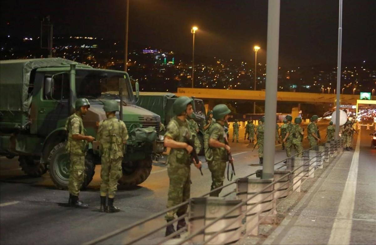Militares cortan elacceso al puente del Bósforo que une los lados europeo y asiático de la ciudad de Estambul.