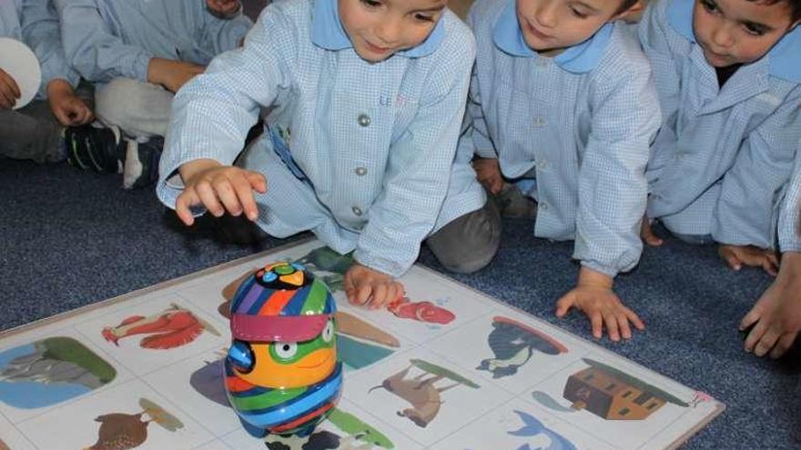 Niños de Infantil con robots educativos.