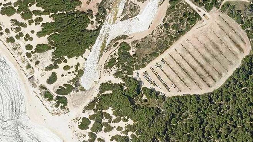 Vista aérea del polémico aparcamiento des Trenc.