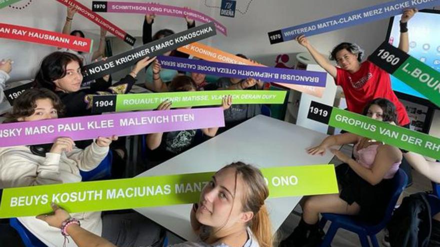Varios alumnos de Carlos Suárez con las láminas de colores a colocar en los escalones.