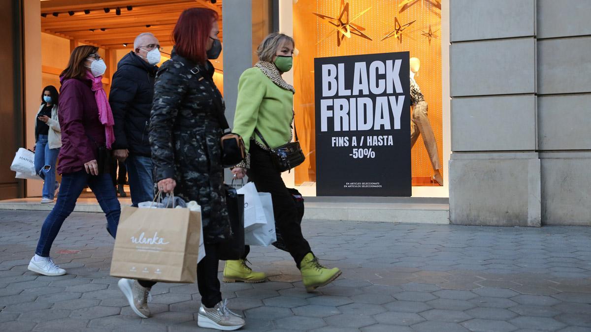 El centro de Barcelona se llena de clientes comprando en el  Black Friday