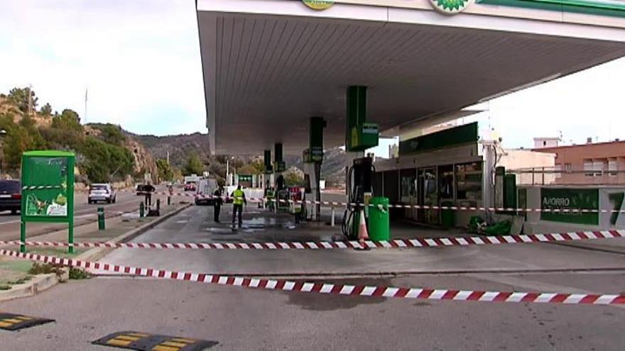 Mueren dos jóvenes al chocar su turismo contra una gasolinera en Benicàssim