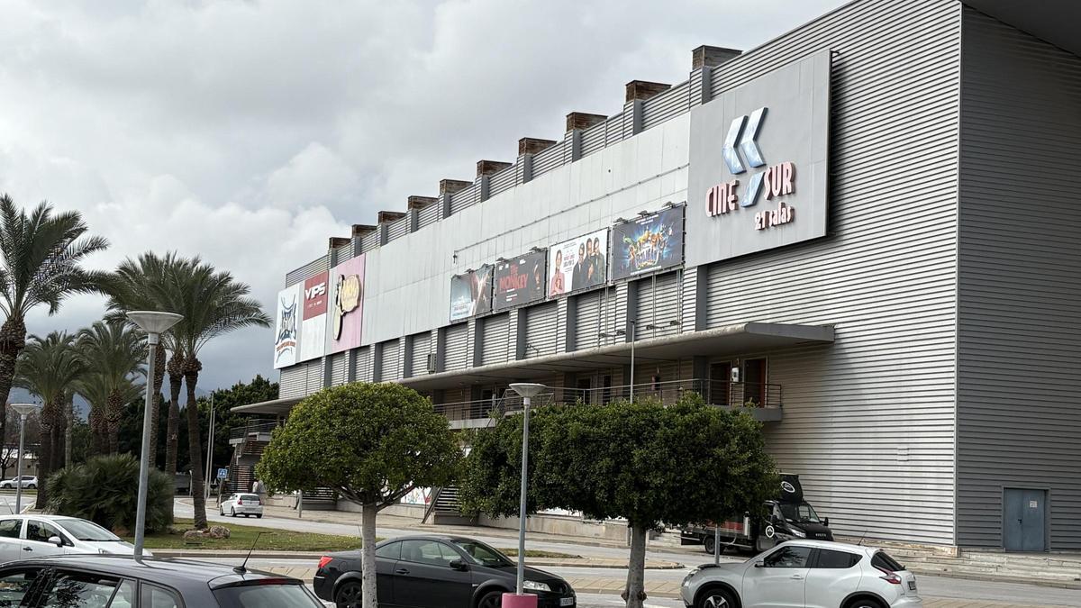 Vista principal de la fachada de los cines en el Centro Comercial Málaga Nostrum.