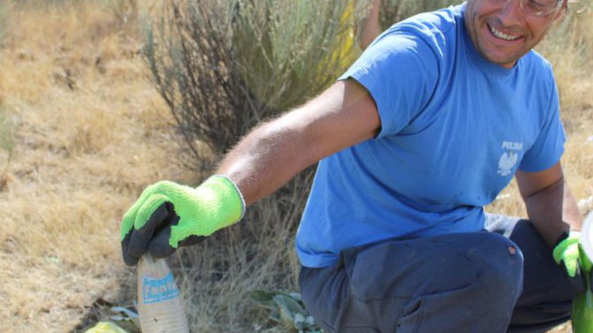 La asociación Cryosanabria retira decenas de kilos de vidrio del vertedero de Puebla