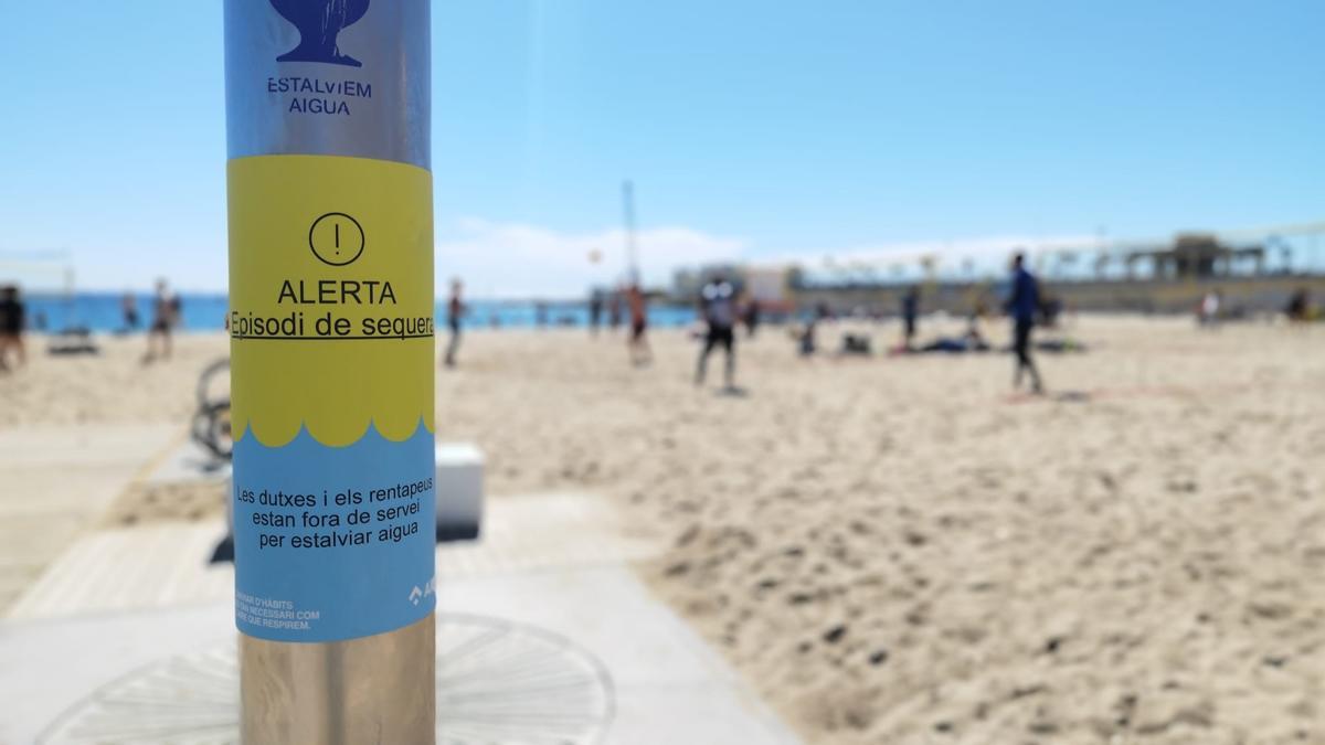 Aviso de ducha fuera de servicio en la playa de Barcelona debido al episodio de sequía.