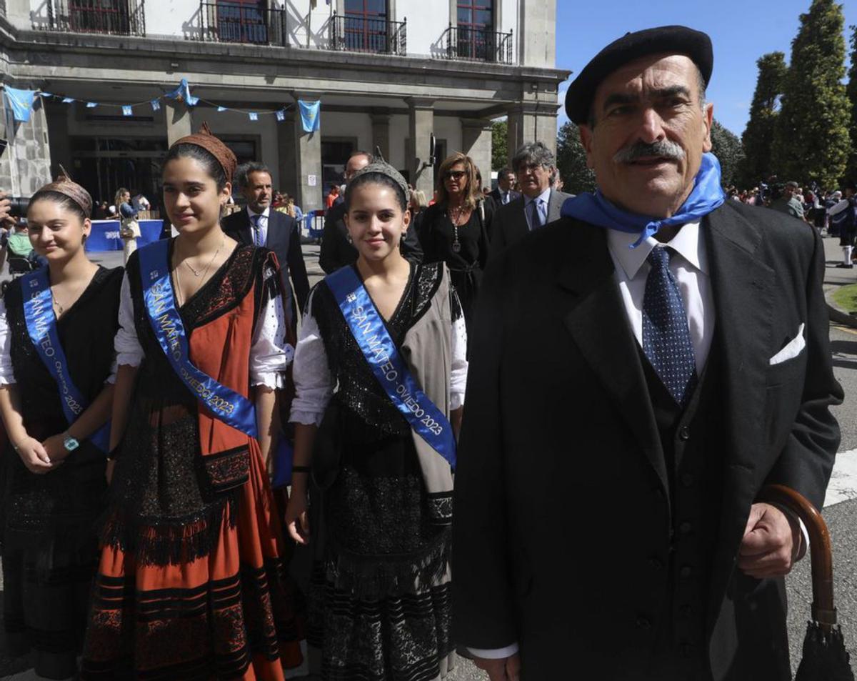 Mateín, encarnado por Alfonso Aguirre, junto a las reinas de las fiestas Aleida Noval, Lía Díez y Marta García (de izquierda a derecha). | Luisma Murias