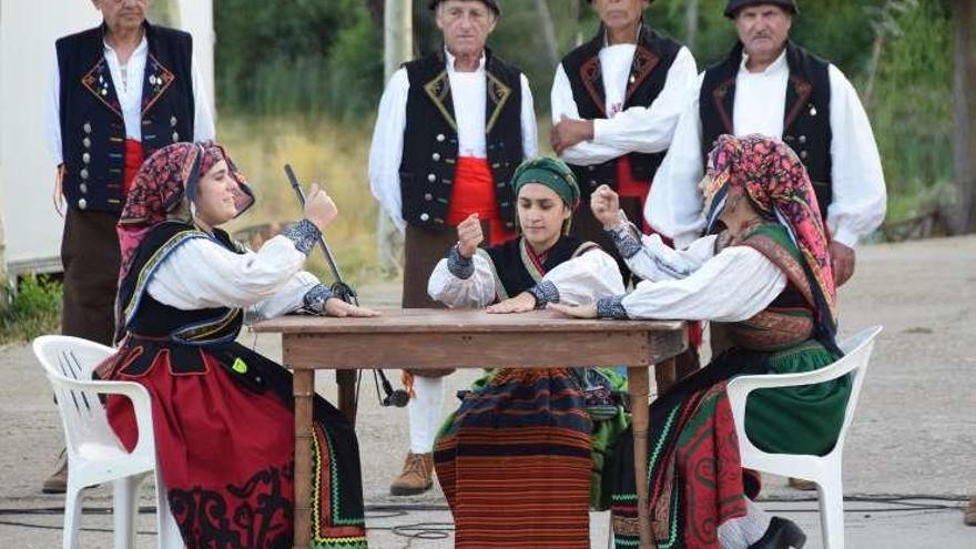 Manteos y Monteras en un momento de la actuación y procesión en honor de San Eulalia de Mérida.