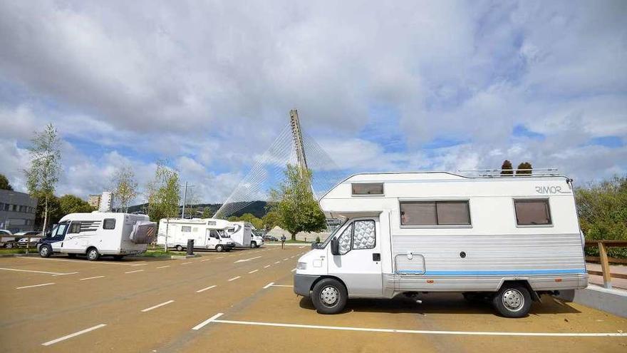 Autocaravanas estacionadas en el aparcamiento habilitado frente al puente de los Tirantes. // G. Santos