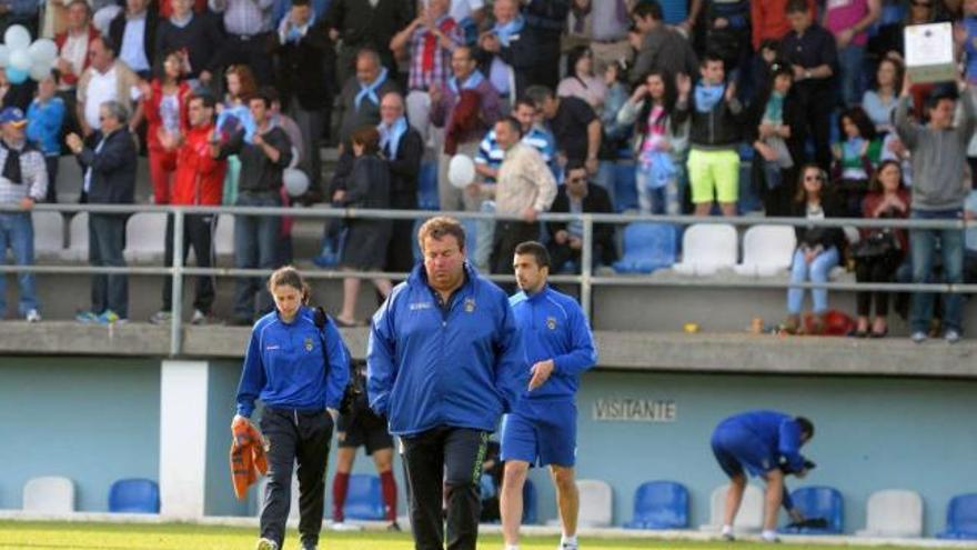 Milo Abelleira abandona el campo de San Pedro cabizbajo tras perder ante el Villalonga. // Gustavo Santos