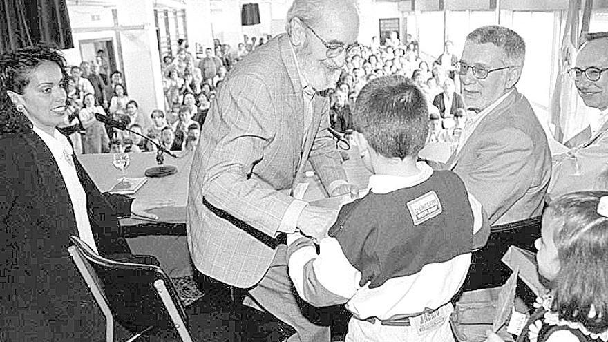 Ángel González, en una de las entregas de premios en el Antonio Machado.