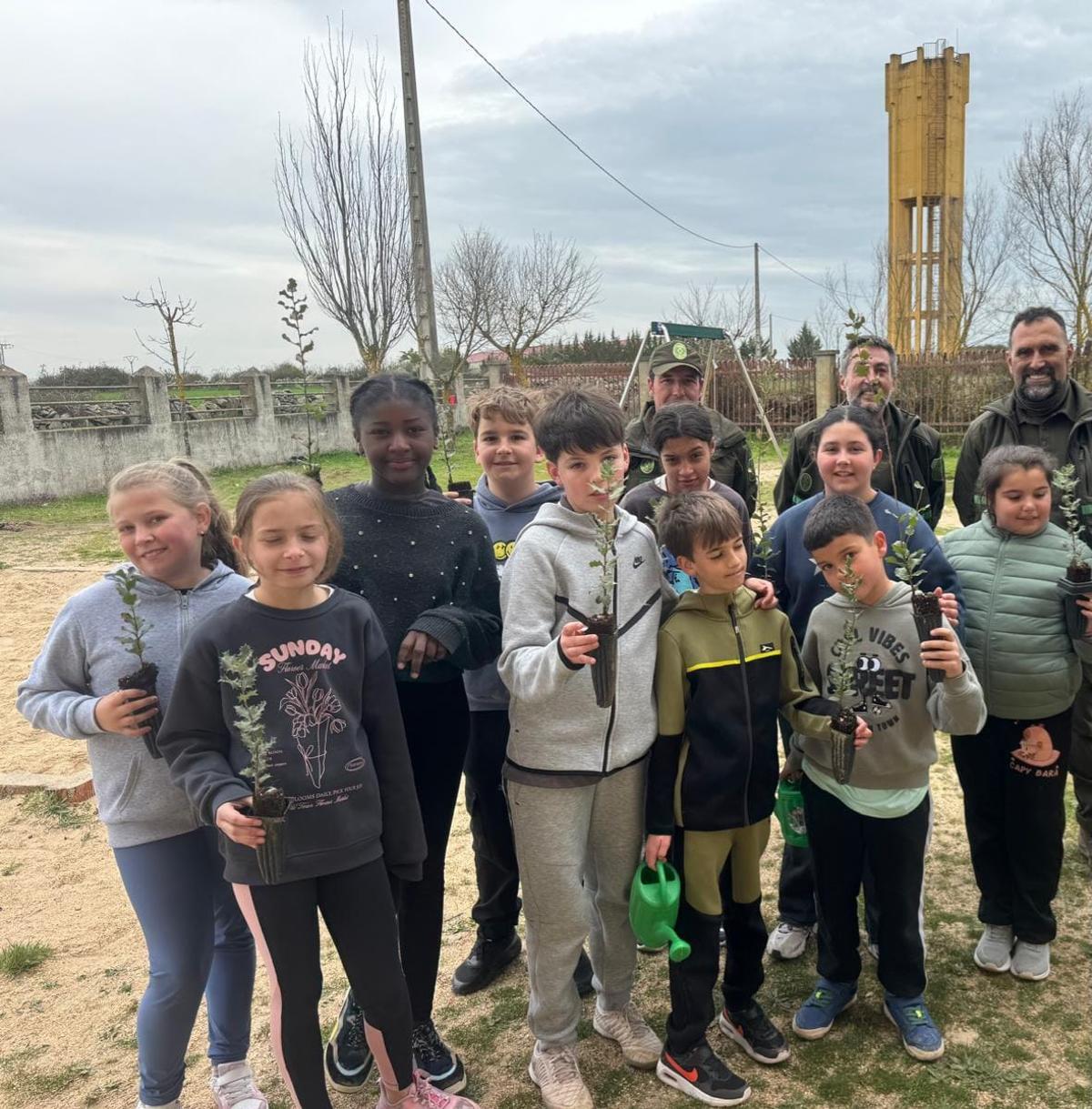GALERÍA | Día del Árbol en Sayago con plantación de encinas y alcornoques GALERÍA | Día del Árbol en Sayago con plantación de encinas y alcornoques